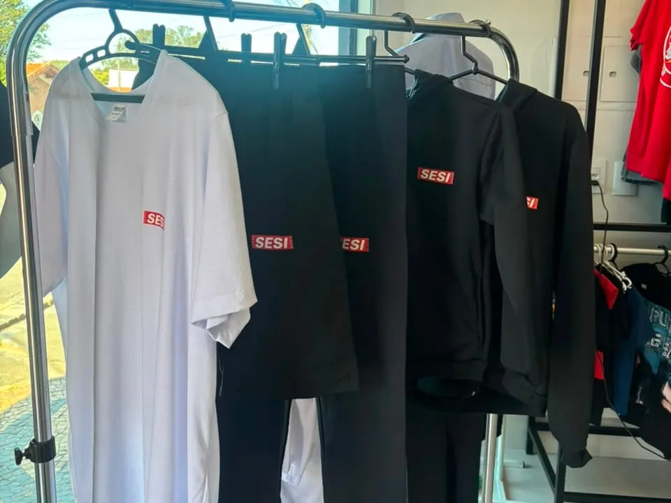Uniforme escolar produzido pela MEGA-WR para SESI