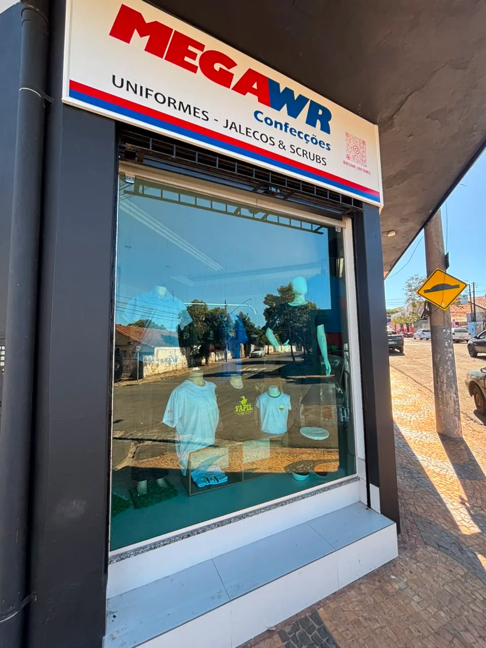 Fachada da loja da MEGA-WR Confecções em Leme, São Paulo