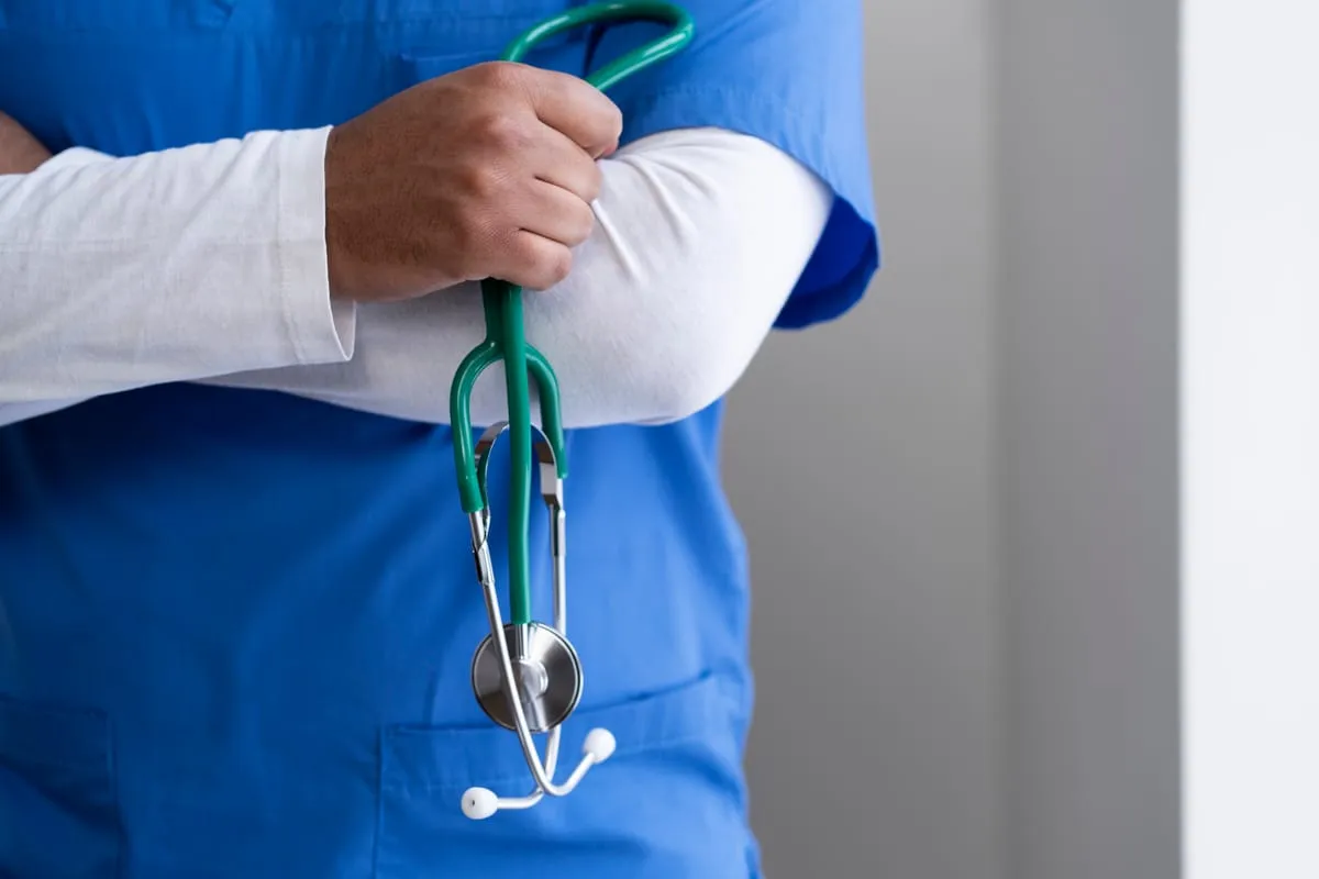 Uniformes da linha Saúde produzidos pela MEGA-WR Confecções