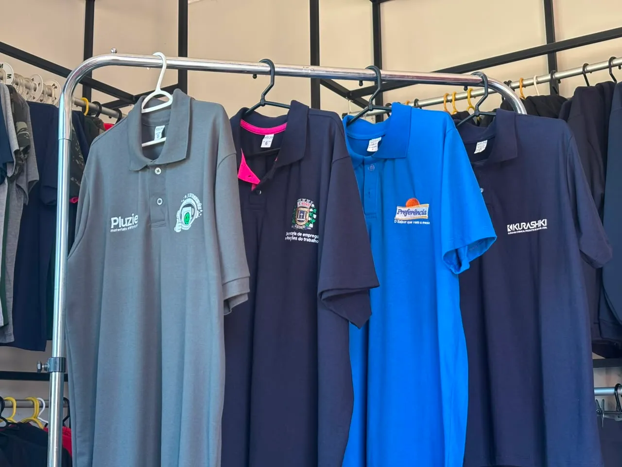 Uniformes da linha Uniformes produzidos pela MEGA-WR Confecções